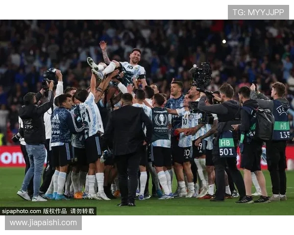 越南与马来西亚决赛激战正酣谁将捧起冠军奖杯的荣耀 越南与马来西亚决赛激战正酣谁将捧起冠军奖杯的荣耀